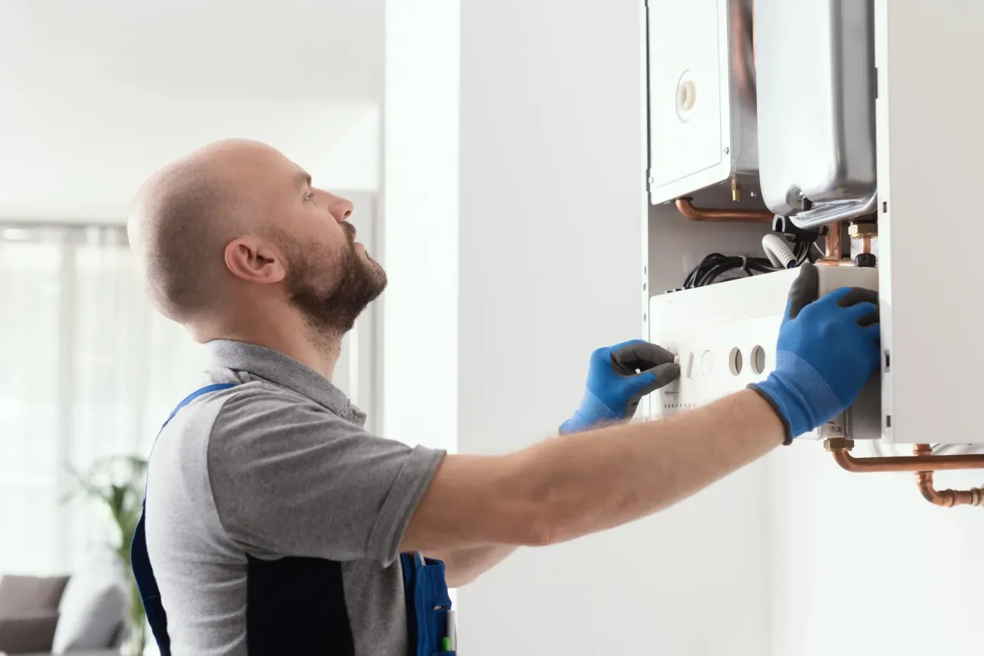 Installateur posant une unité de climatisation discrète sur une façade parisienne